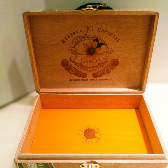 Suenos de Saundra Upcycled Collection, Jaime Garcia, Especial Cigar Box, Purse - Picture 8 of 11